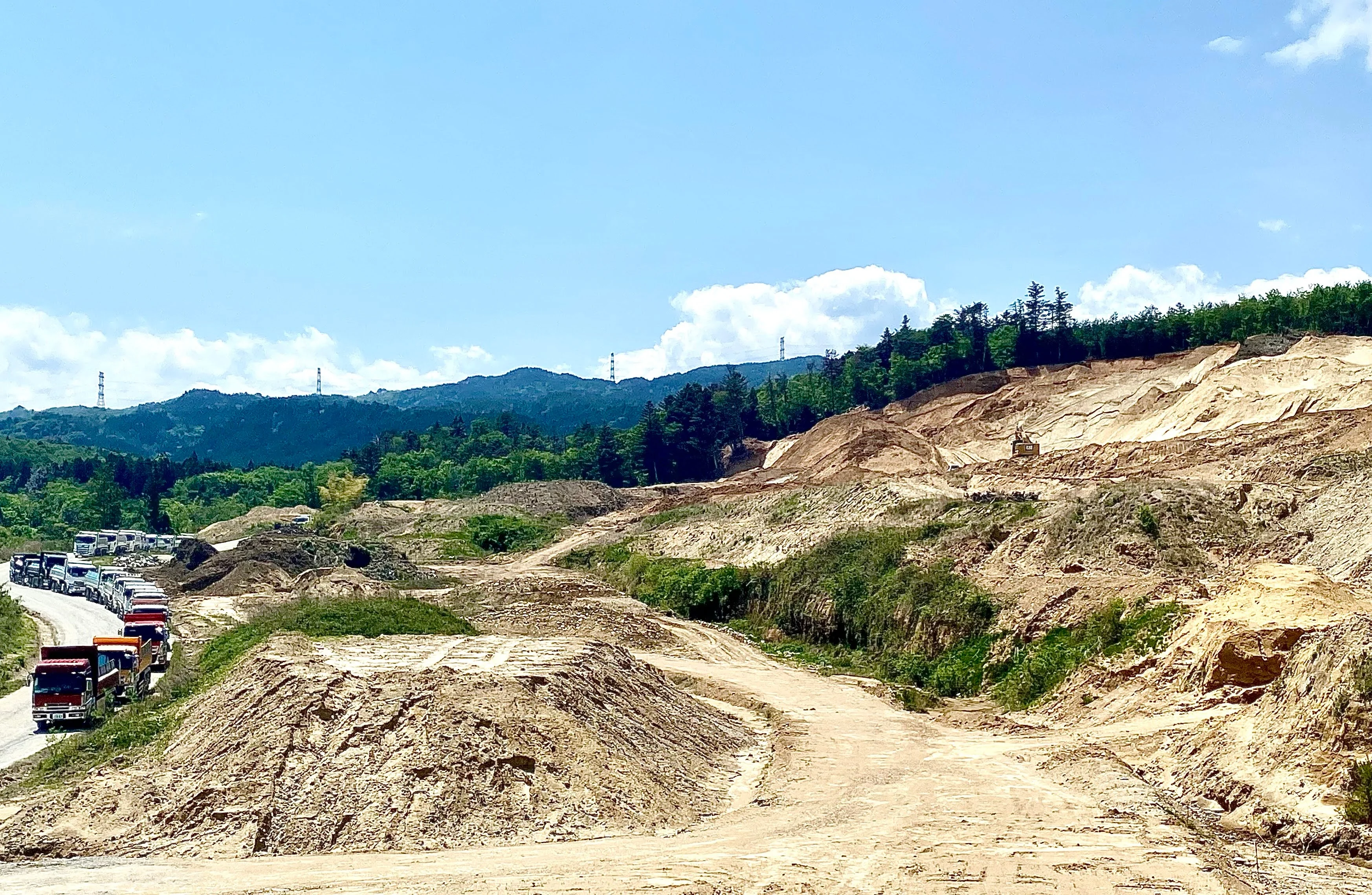 山砂生産プラント（ダンプ列＋採取面・南相馬市小高区）